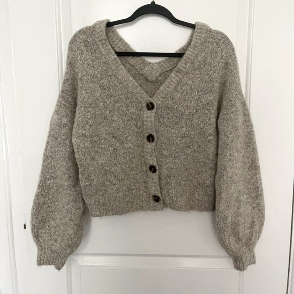 (SOLD) ⭐️HOST PICK⭐️ Reversible Cropped Sweater